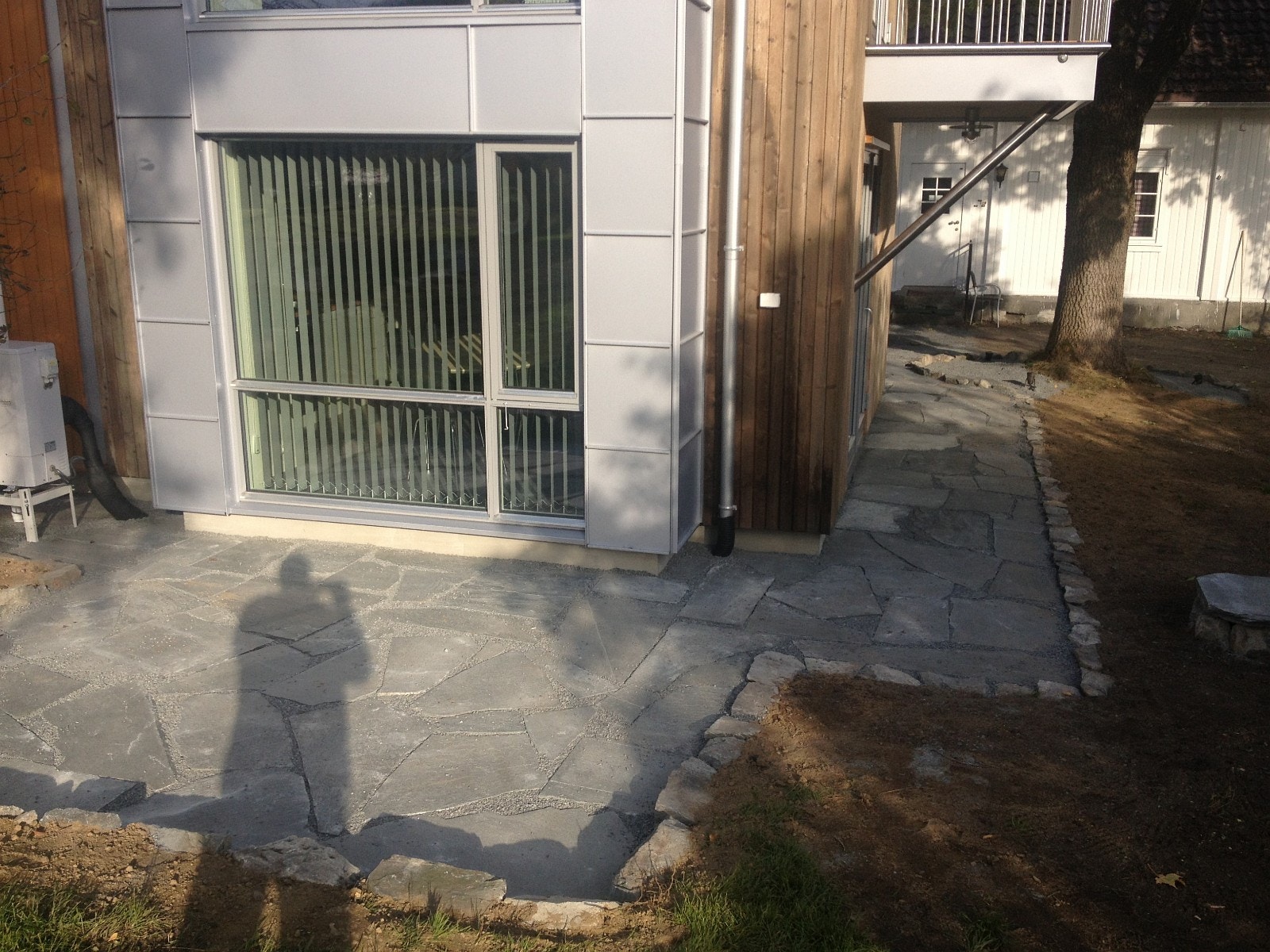 Hellelagt uteareal for enheten, og tilgang til stor hage med lekeapparat og sandkasse (privat). Galleribilde