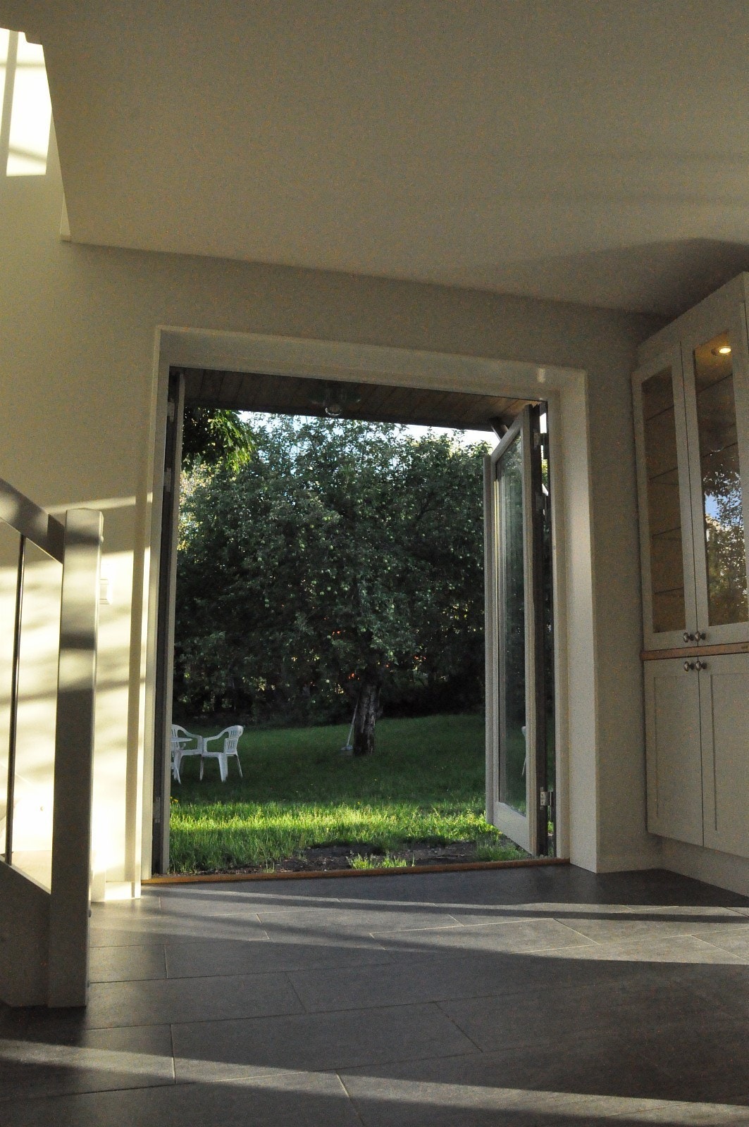 Fra kjøkkenet mot sør og ut i hagen Galleribilde