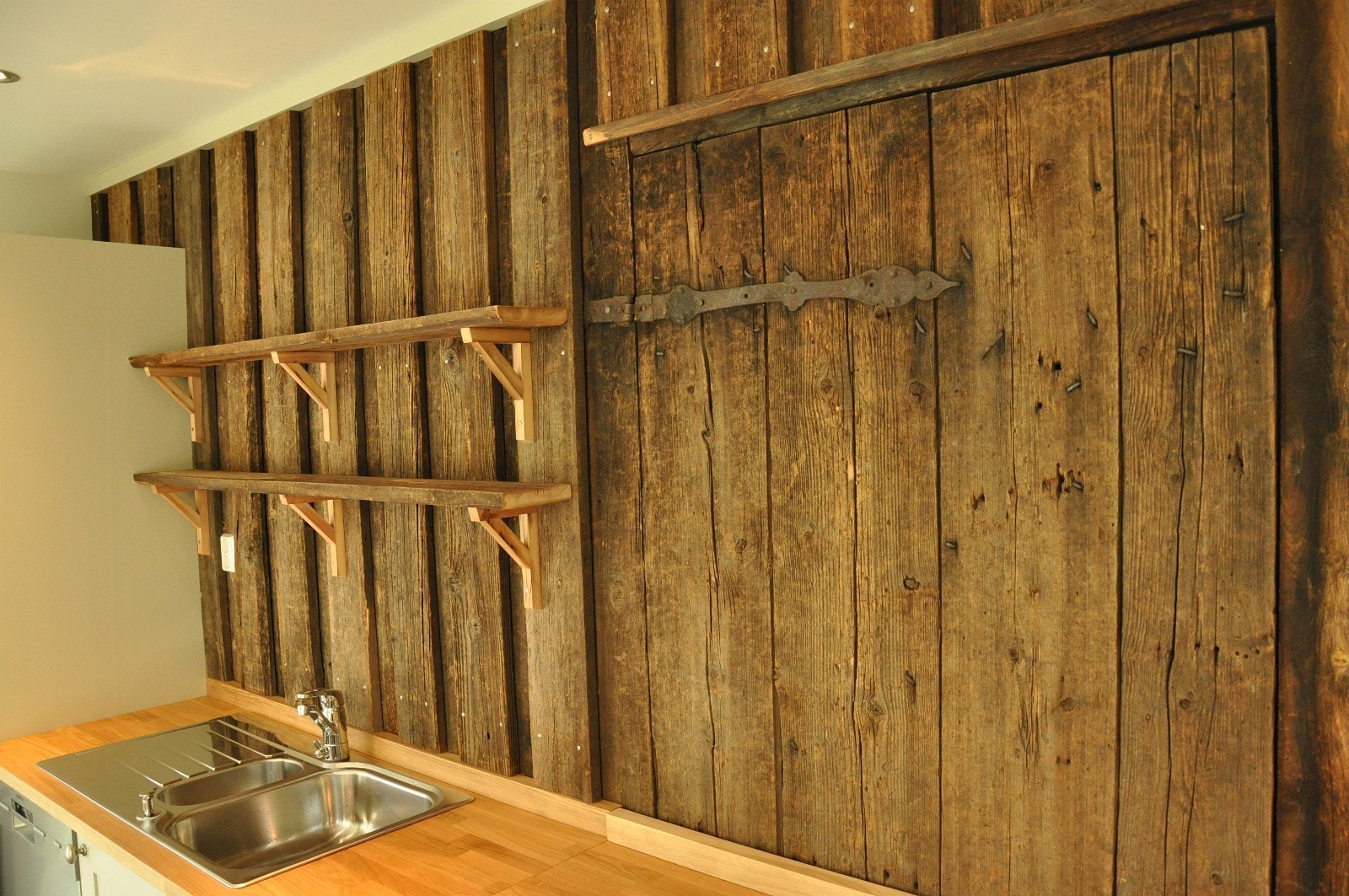 Gammel 1800-tallspanel integrert i moderne kjøkken Galleribilde