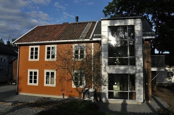 Fasade mot vest. Stor enhet har ny del mot sør, samt hele 2.etg. Galleribilde