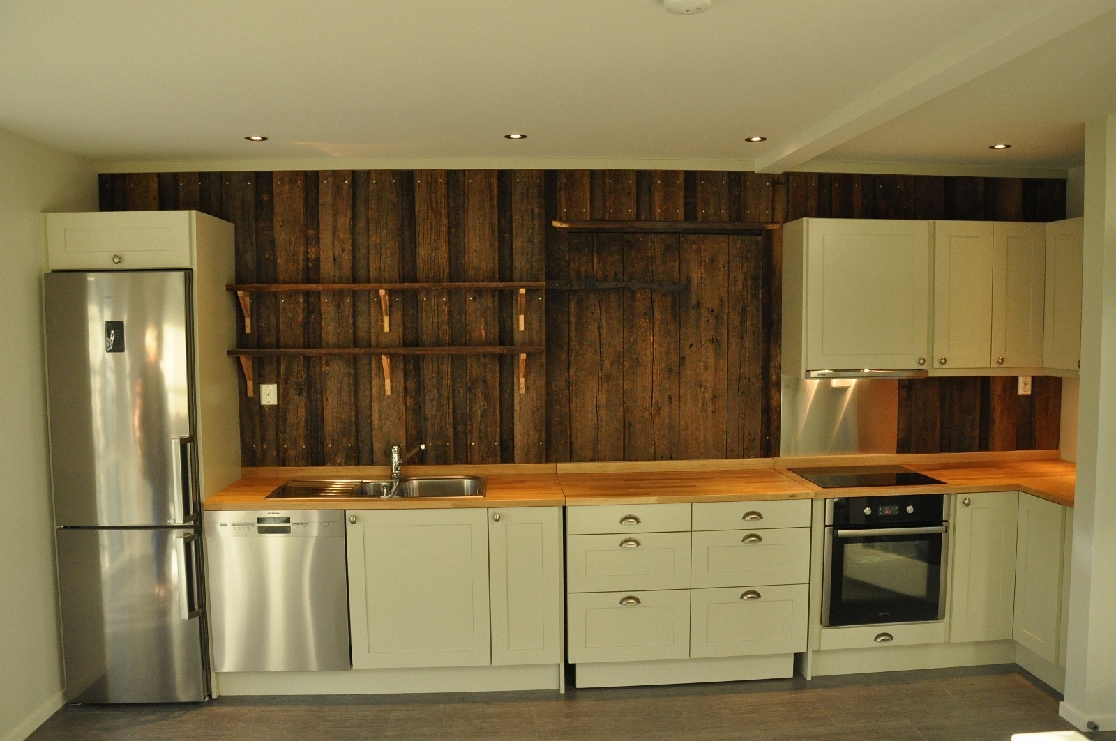 Kjøkken, spesialtilpasset fra Blehytter as sitt snekkerverksted i Svene, slik som øvrig interiør Galleribilde