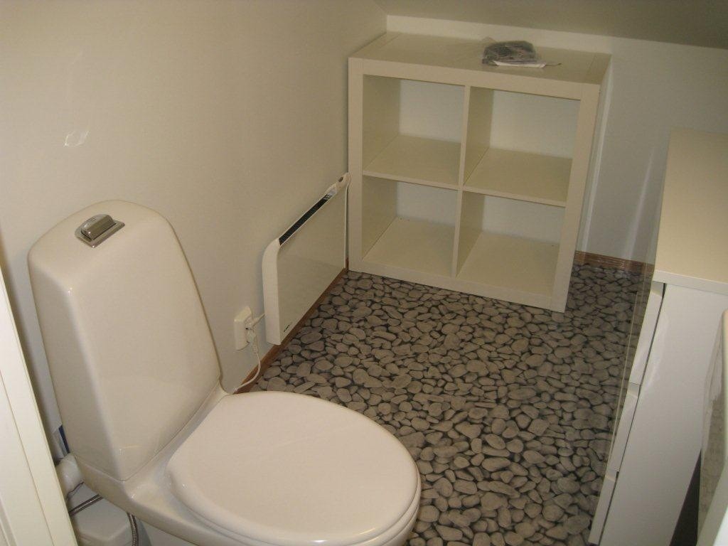 Soverom 5 har tilgang til WC med vask og lagring i 3. etg Galleribilde