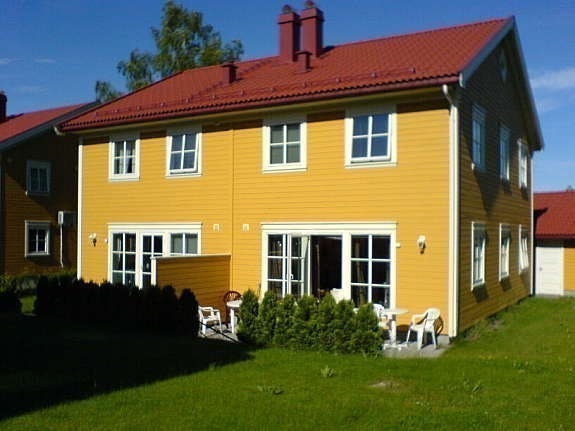 Vestvendt og solrik plen og uteplass. Nye utendørs sittegruppe i 2014(ikke på bilde). Hekk er i 2025 ca 2 meter høy. Galleribilde