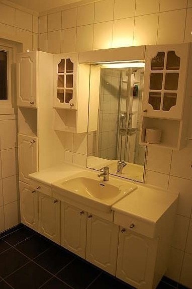 Bathroom #1 at first floor Galleribilde