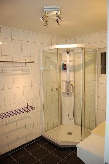 Bathroom #1 at first floor Galleribilde