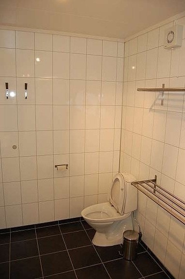 Bathroom #1 at first floor Galleribilde