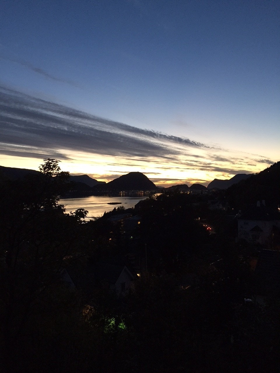 utsikt mot vest. Solnedgang over Ålesund sentrum Galleribilde
