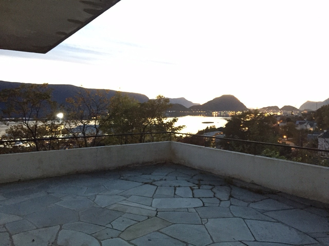 stor privat og skjermet terrasse Galleribilde