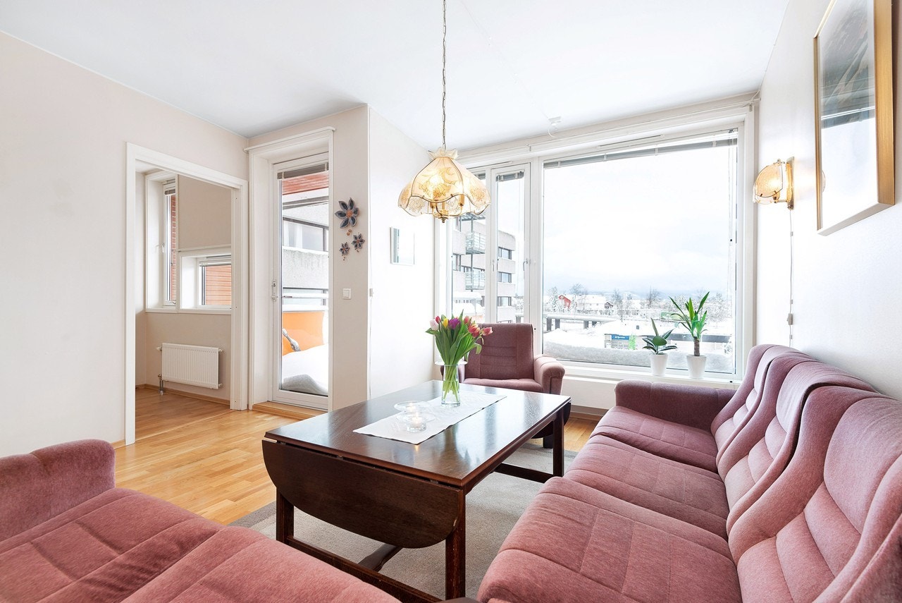 Store vindusflater gir mye lys inn i leiligheten Galleribilde