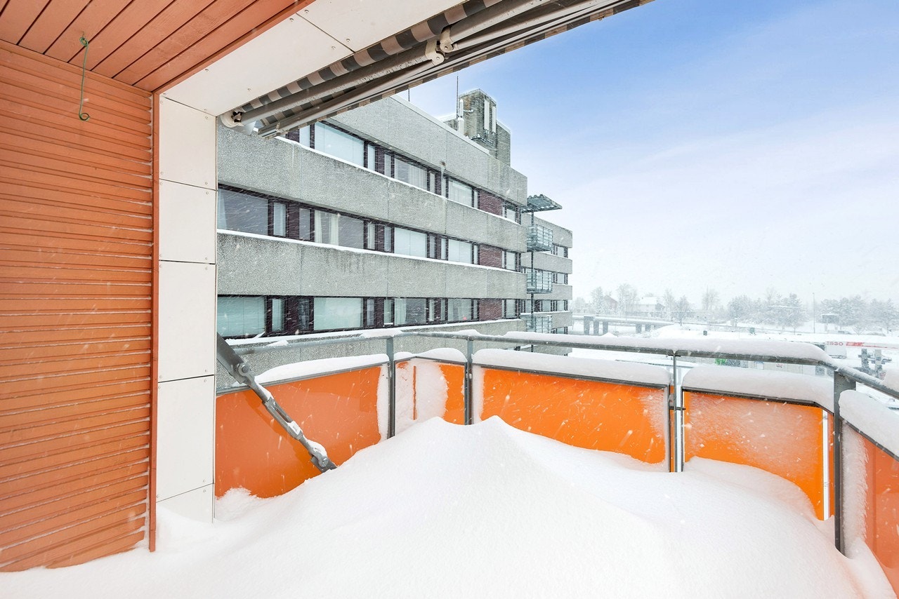 Stor flott balkong med gode solforhold. Balkongen er delvis overbygd Galleribilde