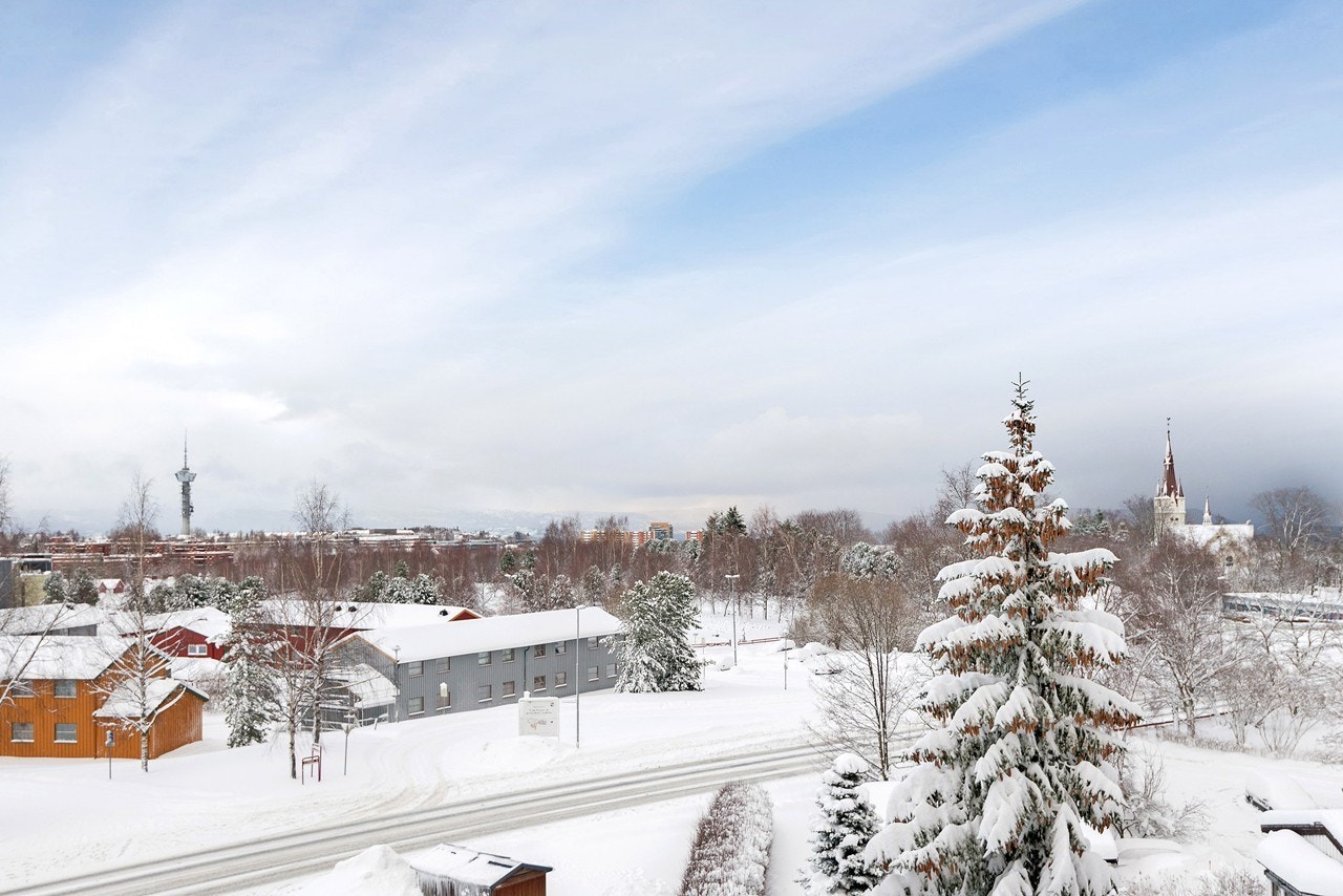 Fra inngangspartiet har man utsikt mot Moholdt kirke og Tyholttårnet Galleribilde