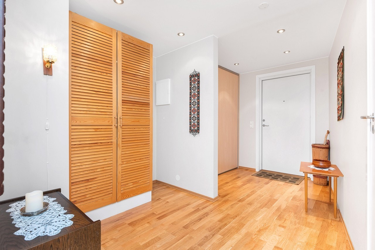 Entre med skyvdørsgarderobe og garderobeskap. Galleribilde