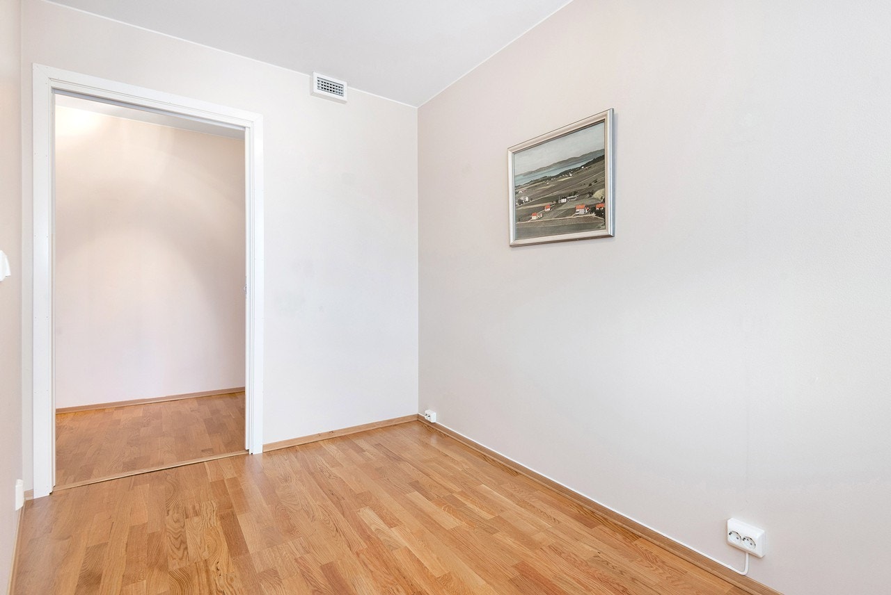 Soverom 2 med inngang til walk-in closet Galleribilde