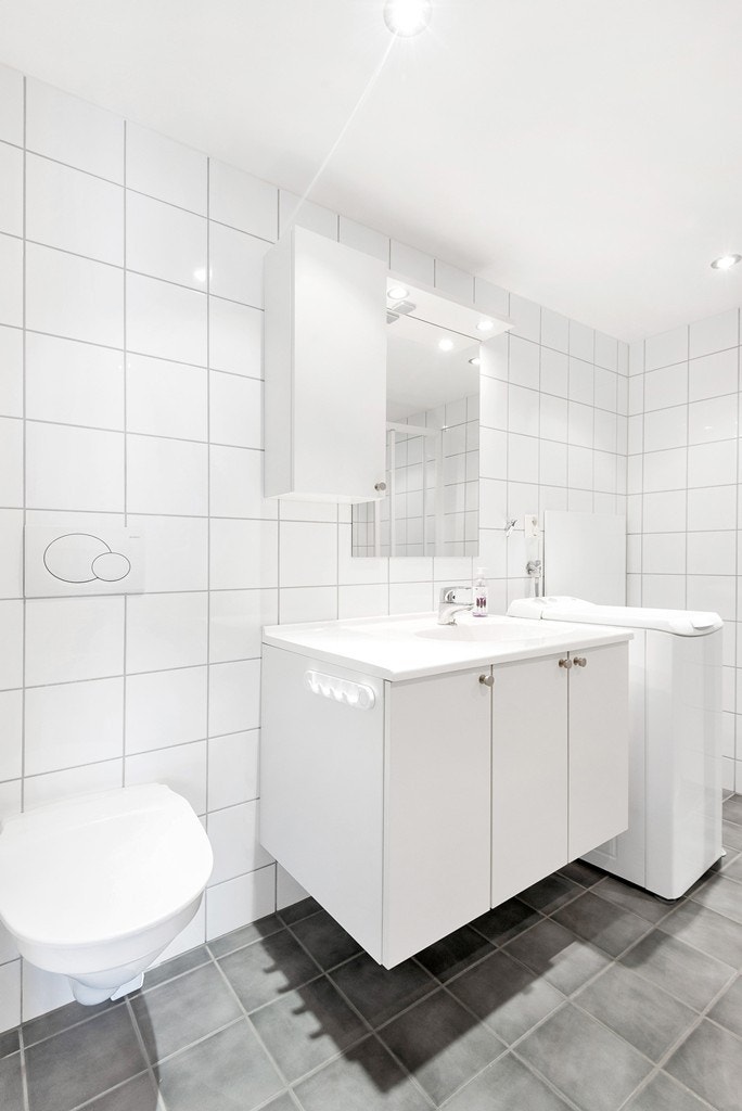 Vegghengt toalett og innredning med god skapplass Galleribilde