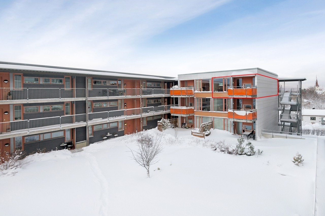 Tjuvstarte visningen allerede nå? Klikk deg inn på"Eiendommens hjemmeside" for å se boligen med vår 3D-visning! Galleribilde