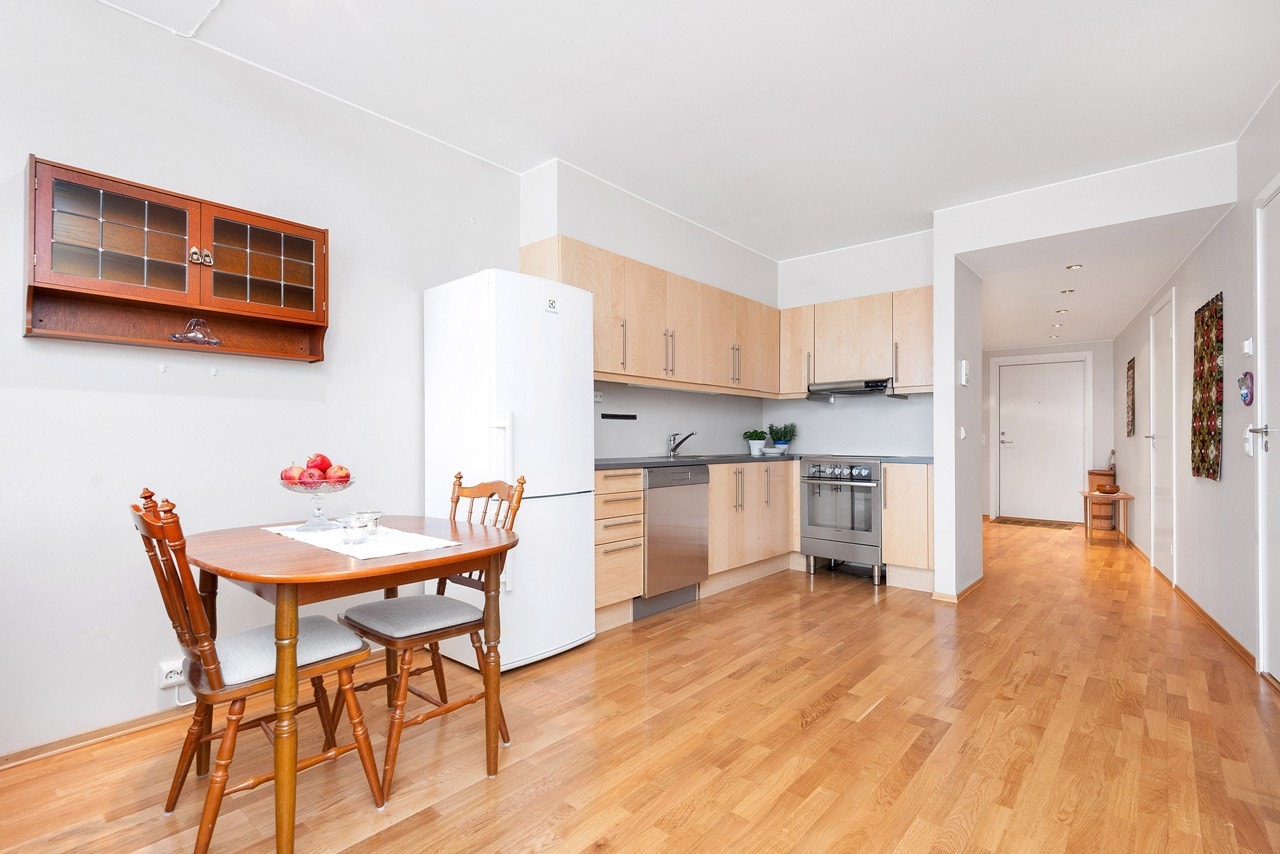 Mellom kjøkken og stue er det god plass for en spisegruppe Galleribilde