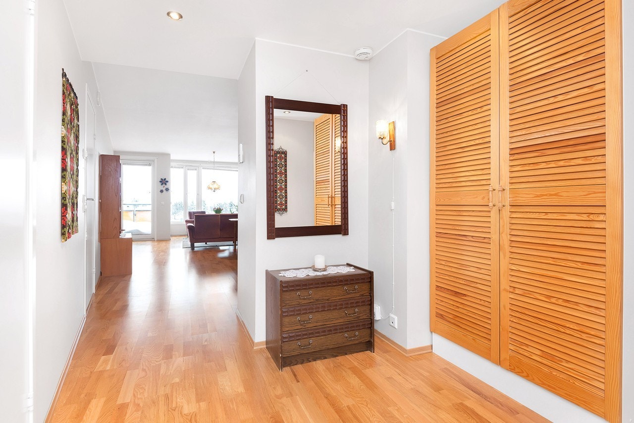 Parkett på gulv og spotter i ta. Leiligheten er godt vedlikeholdt Galleribilde