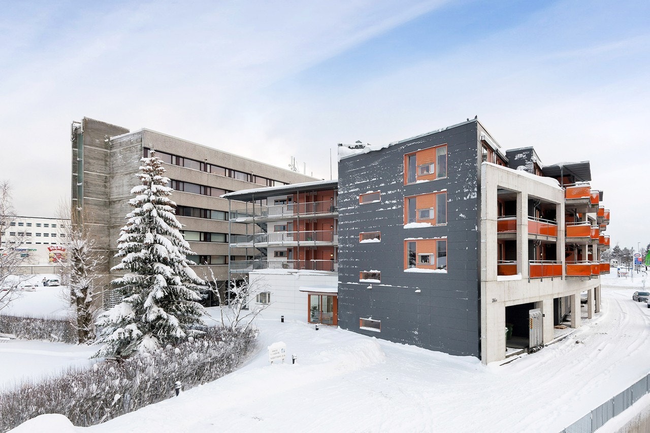 Det er oppmerkede gjesteparkeringer i tilknytning til bygget. Leiligheten har egen parkeringsplass i garasjeannlegg Galleribilde