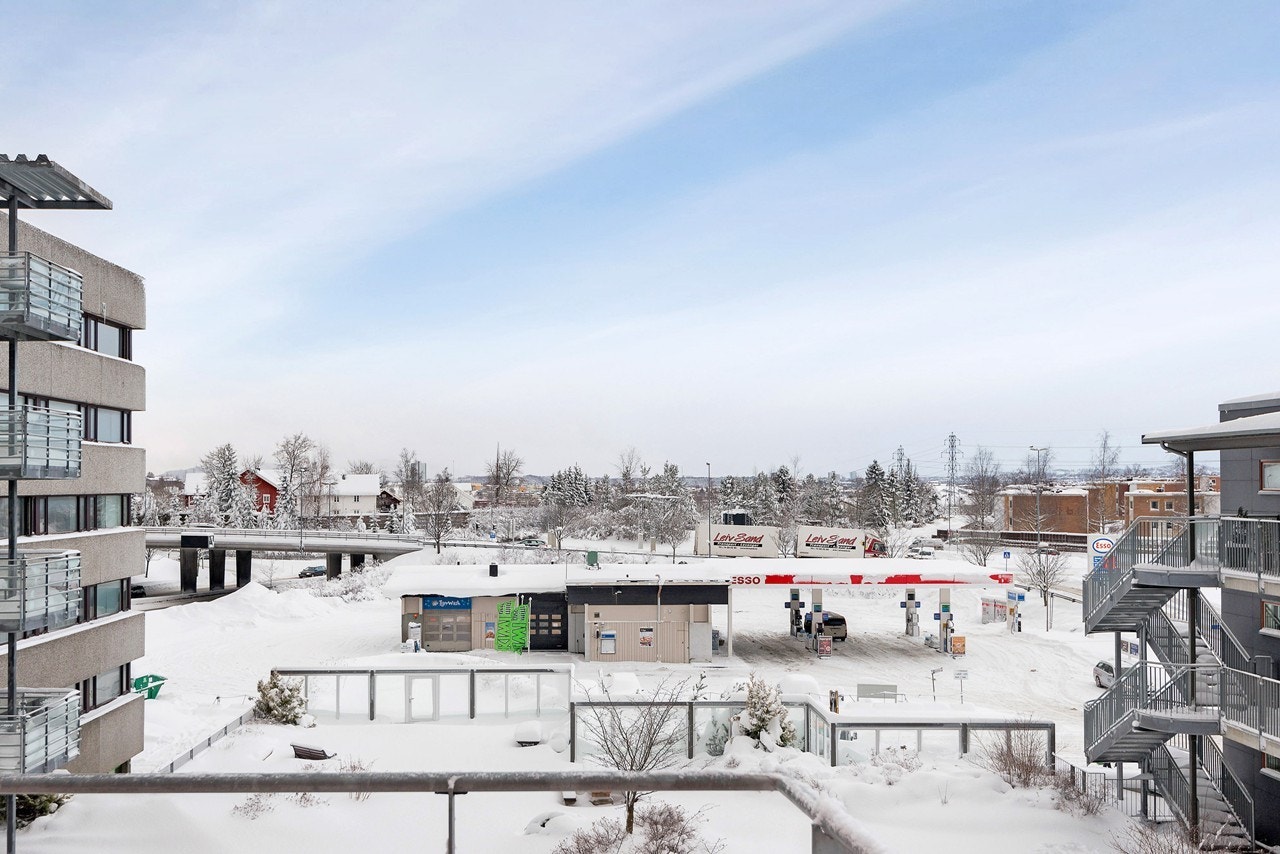 Utsikt fra leiligheten mot Moholt Galleribilde