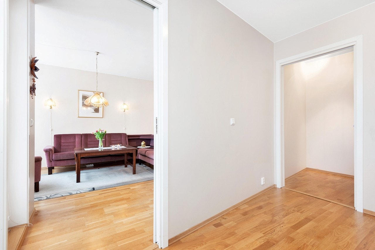 Lyse fine vegger og parkett på alle gulv Galleribilde