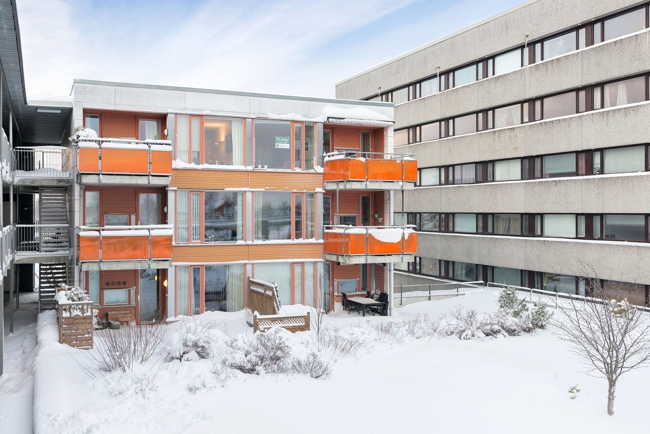 Leiligheten ligger fint til i øverste etasje med en fin balkong med gode solforhold og utsikt Galleribilde