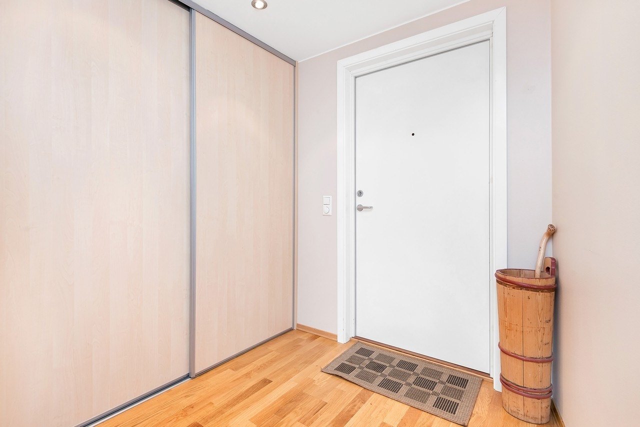 Entre med skyvdørsgarderobe Galleribilde