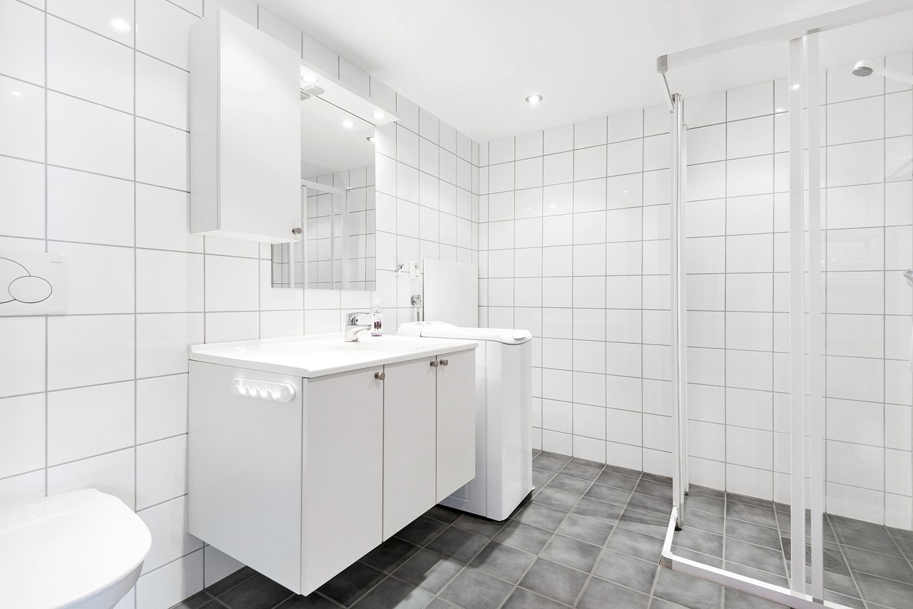 Stilrent bad med fliser på gulv og vegg Galleribilde