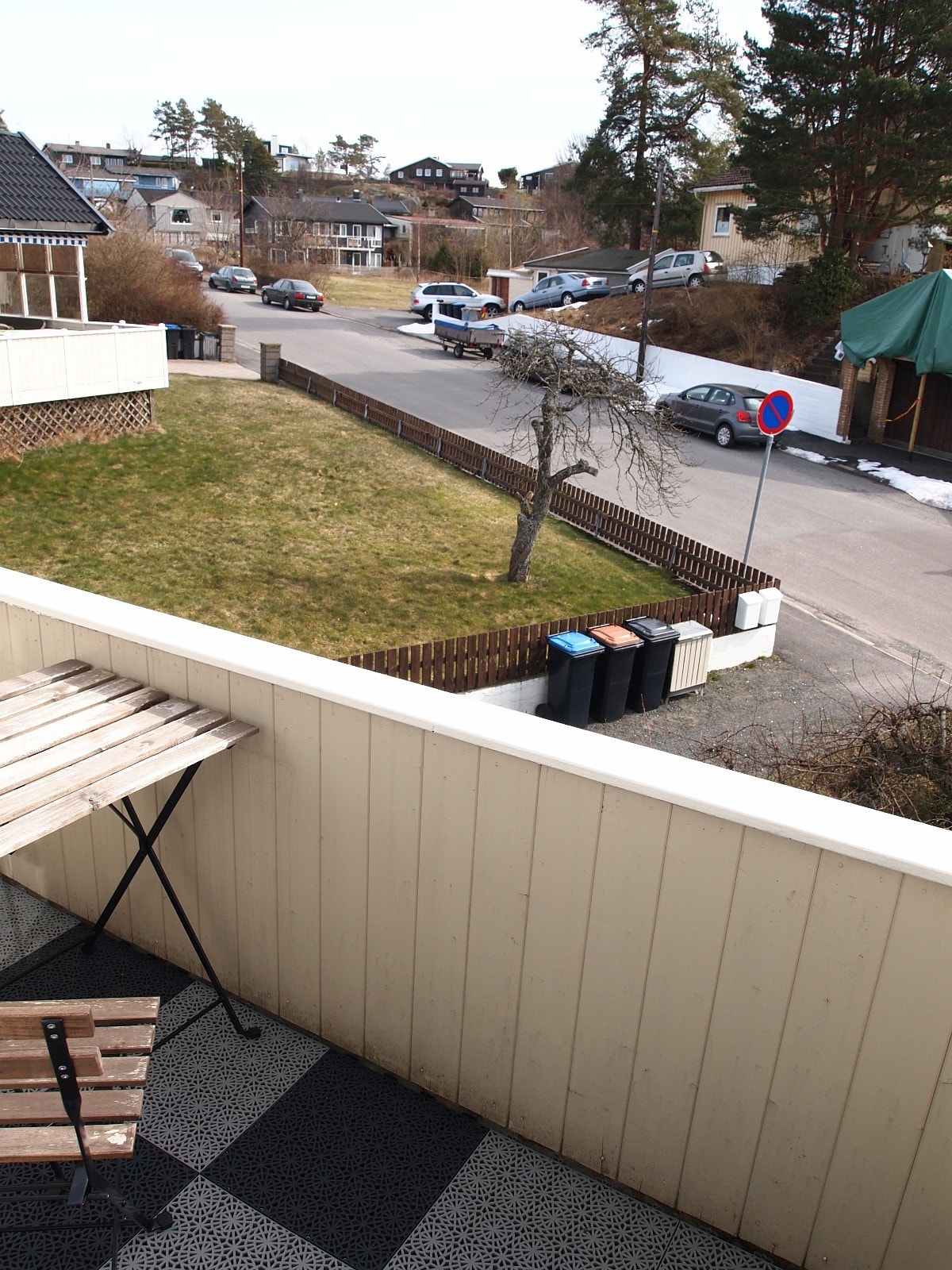 Liten bakong. Parkering i gaten utenfor (litt opp i gaten) Galleribilde