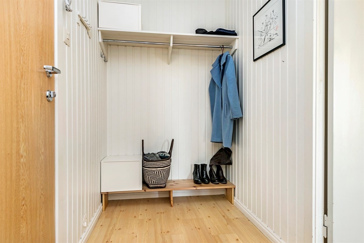 Velkommen inn i leiligheten. Godt med plass til tøy og sko Galleribilde