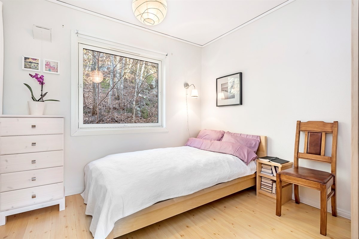 Pent og koselig soverom med god plass til seng og nattbord. Galleribilde