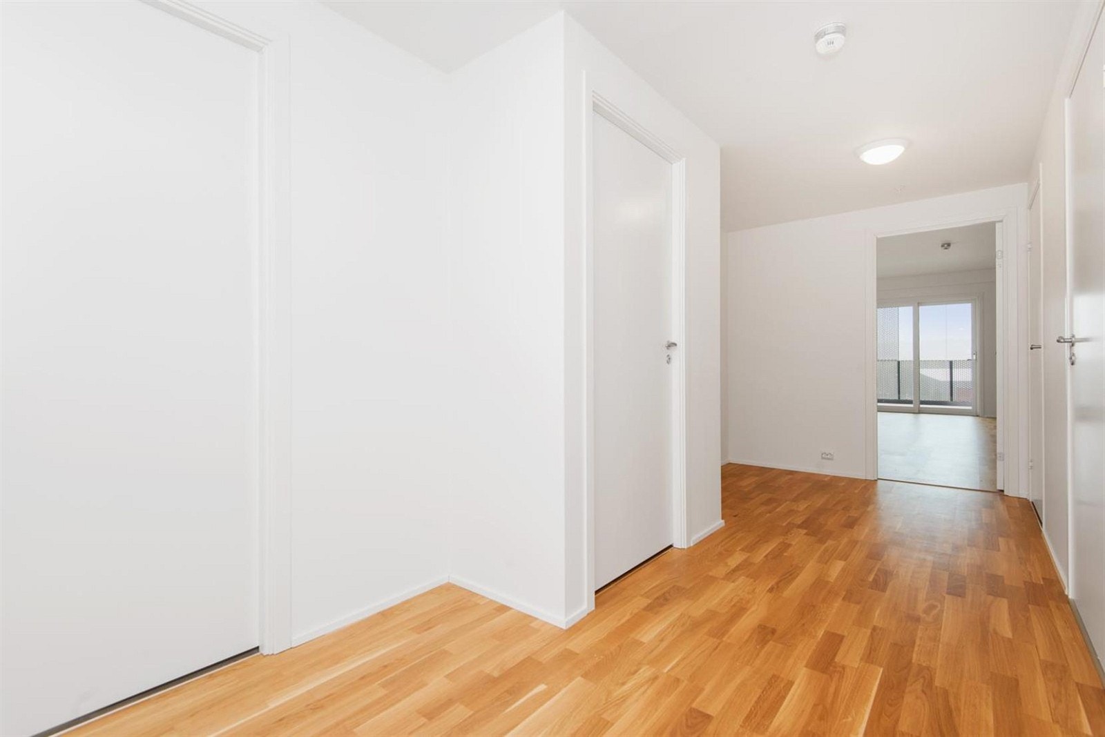 I entrèen er det tilrettelagt for at en kan montere opp en stor og god skyvedørsgarderobe. Galleribilde