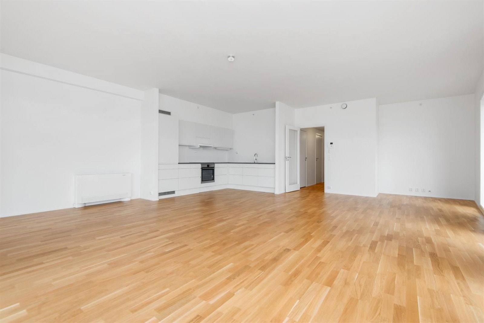 Det er åpen løsning mellom stuen og kjøkkenet. Galleribilde