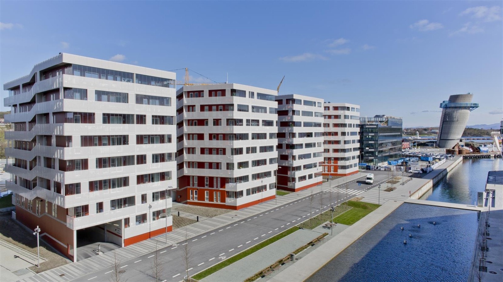 En maritim beliggenhet, med sjøen som nærmeste nabo. Ellers er det enkelt å komme seg til Stavanger og Sandnes, der det går tog hvert 15 minutt. Galleribilde