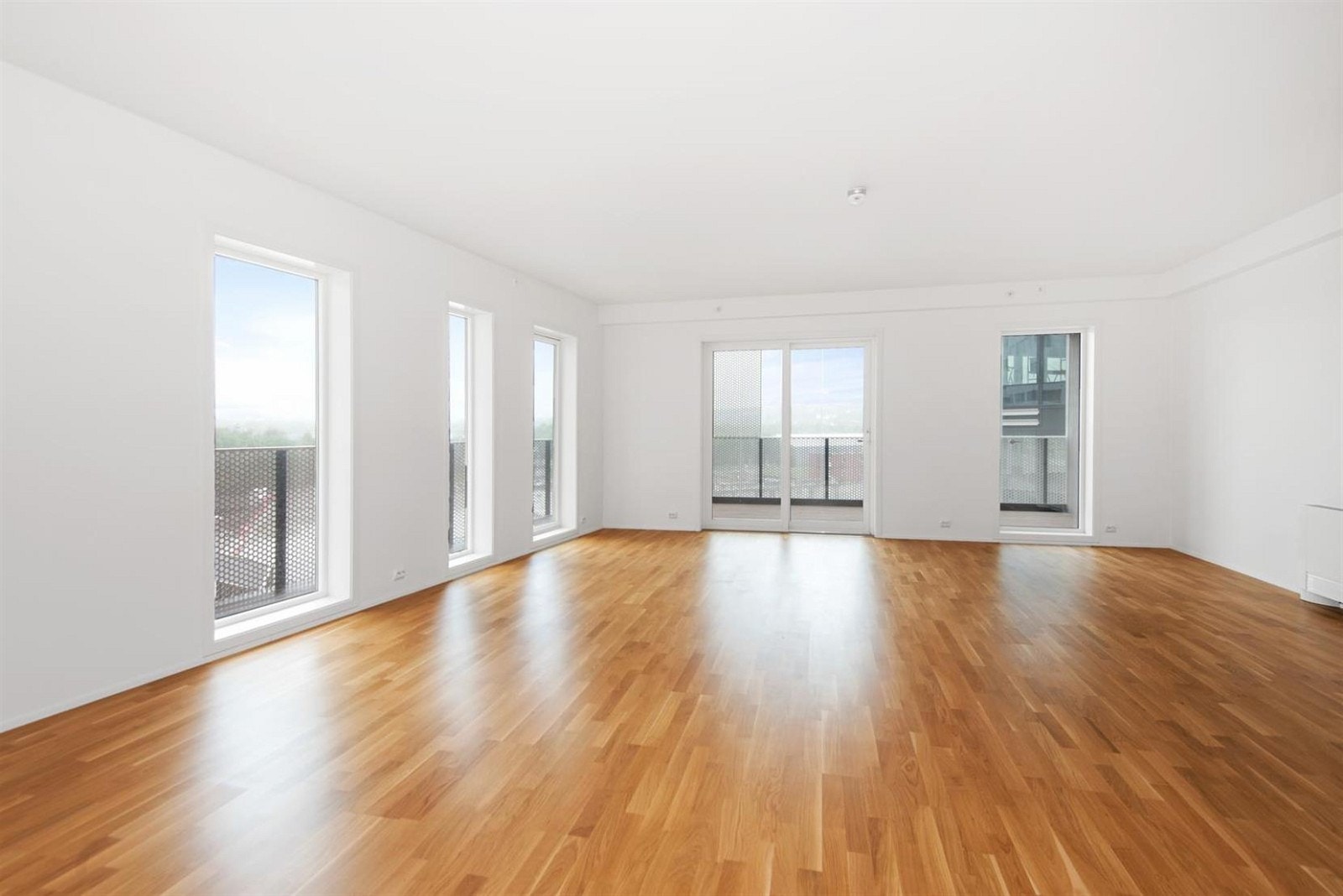 Stuen er romslig og god, med store vindusflater som slipper inn rikelig med lys. Galleribilde