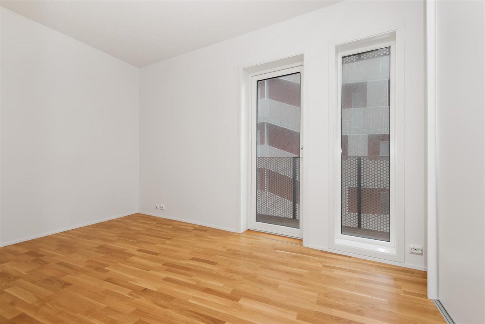 Fra begge soverommene er det utgang til balkong. På hovedsoverommet er det installert skyvedørsgarderobe. Galleribilde