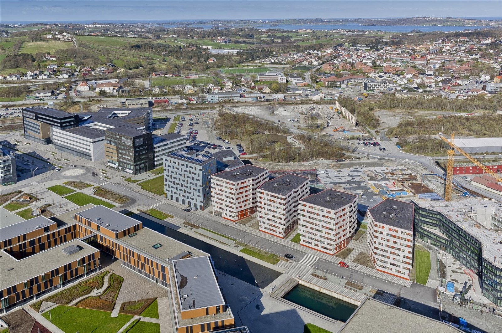 Leiligheten er beliggende på Jåttå. En attraktiv plass å bo! En liten spasertur unna ligger Stadionparken som har flere innbydende butikker å by på, og ikke minst dagligvareforretninger. Galleribilde