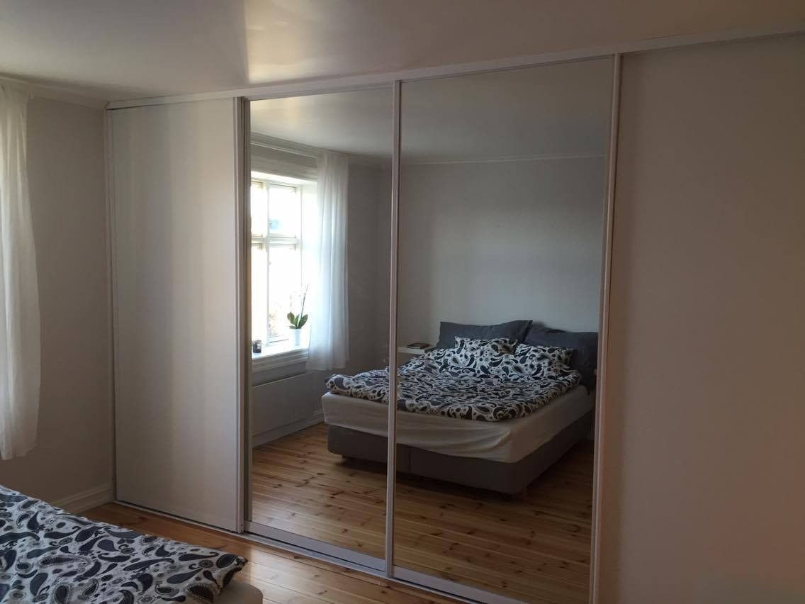 Stort soverom med 4 meter skyvedørsgarderobe Galleribilde