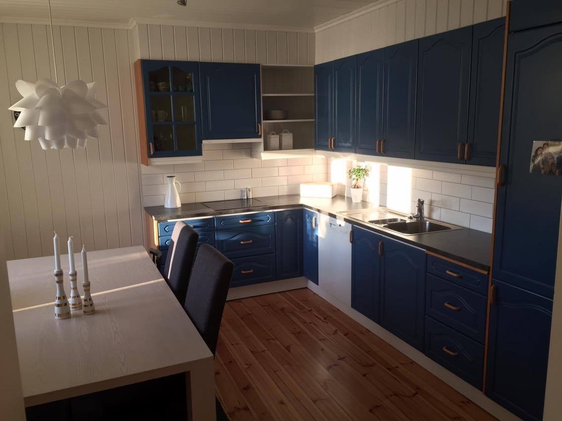 Stort kjøkken med integrerte hvitevarer Galleribilde