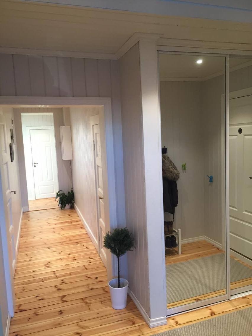 Gang med skyvedørsgarderobe med speil Galleribilde