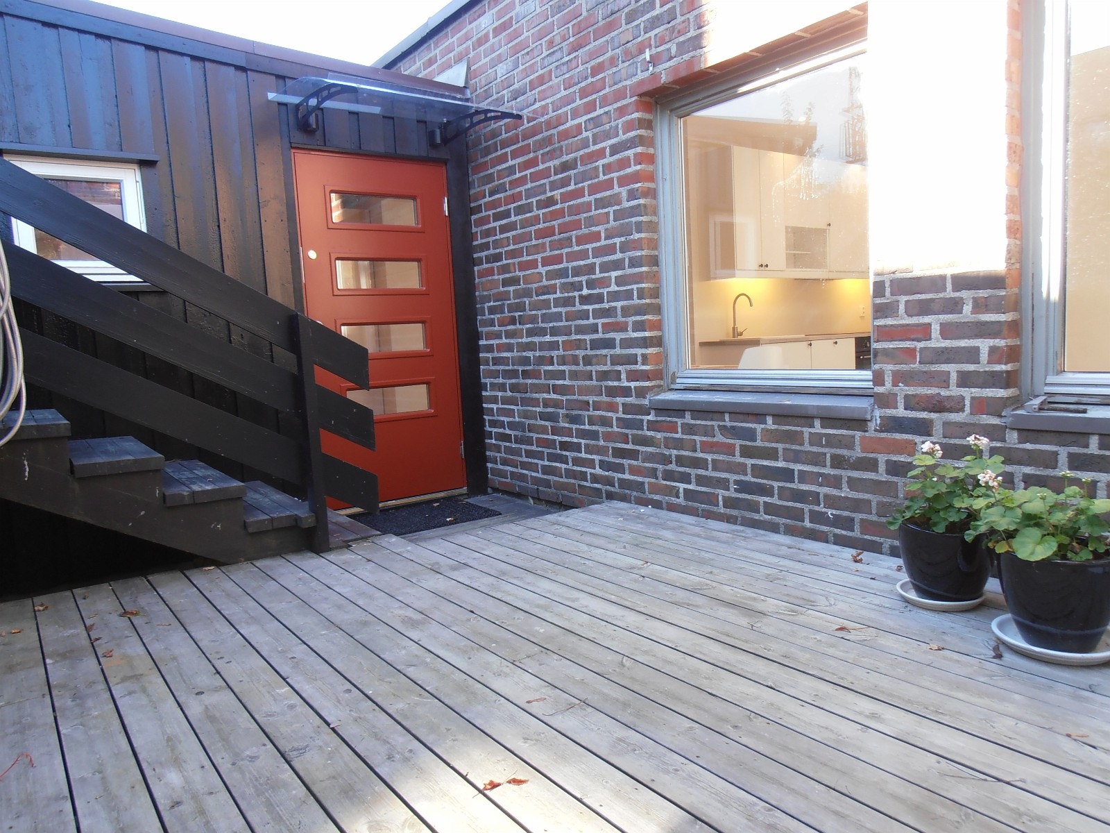 Uteplass med plass til grill, bord og stoler! Galleribilde