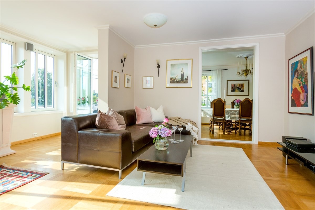 Stue med inngang til spisestue Galleribilde