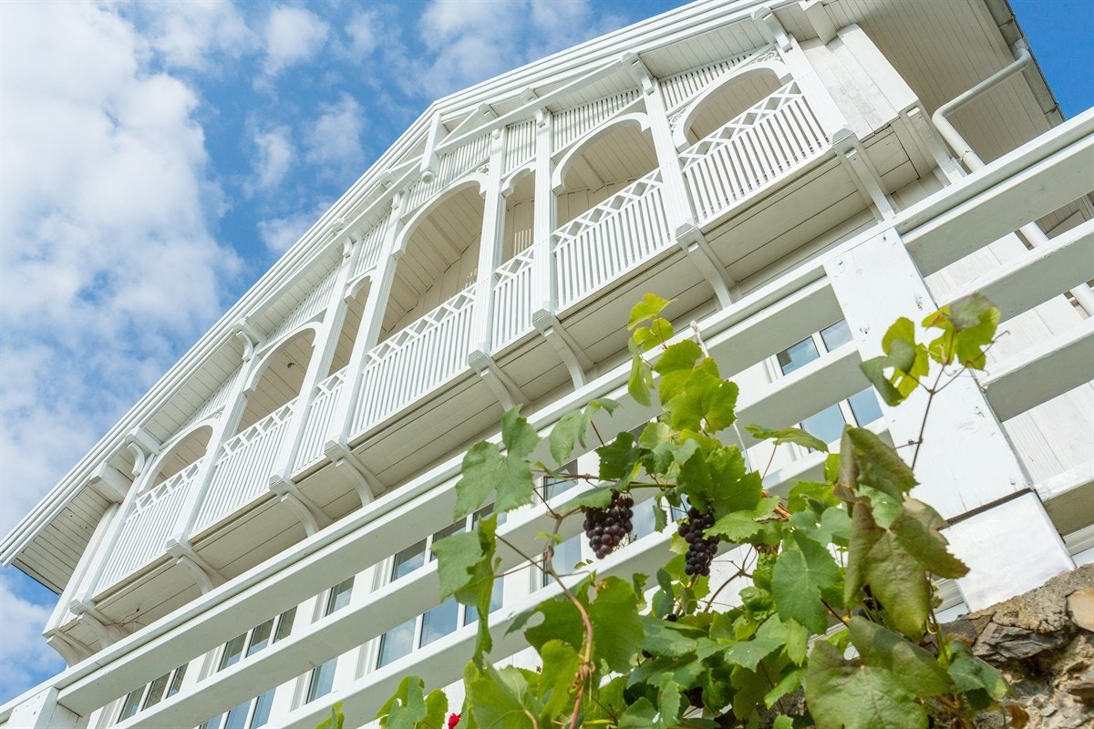 Sveitservilla med fine utskjæringer og terrasser Galleribilde