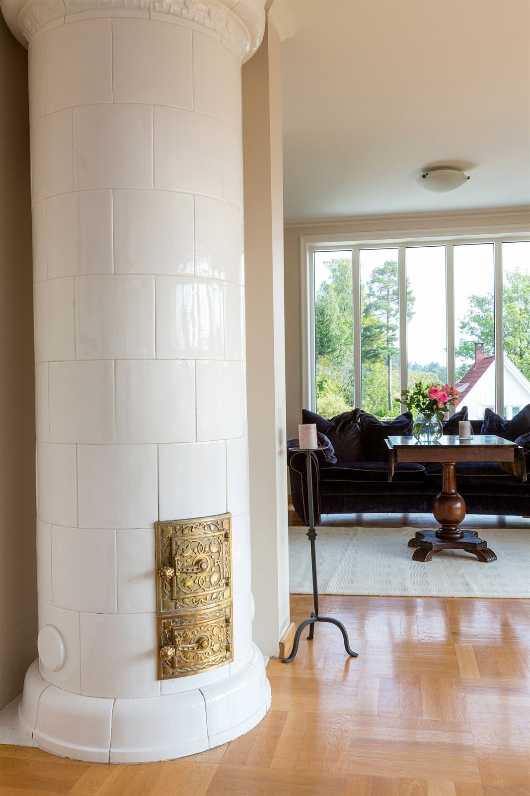 Flott kakkelovn i stue Galleribilde