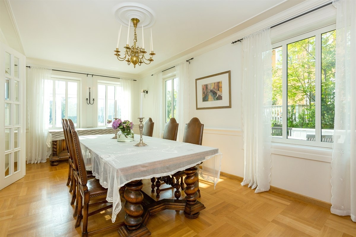 Hyggelig spisestue med vinduer på to sider og pen parkett Galleribilde