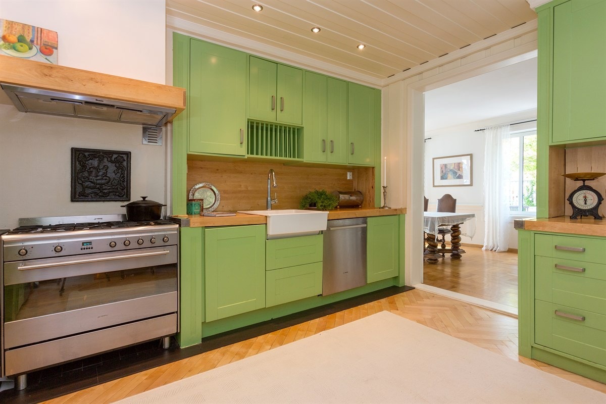 Innredningen har tykk heltre benkeplate og brev gasskomfyr Galleribilde