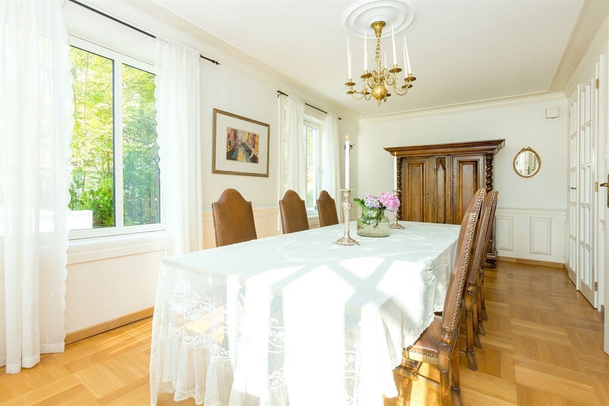 Spisestuen har pene brede lister og roset i taket Galleribilde