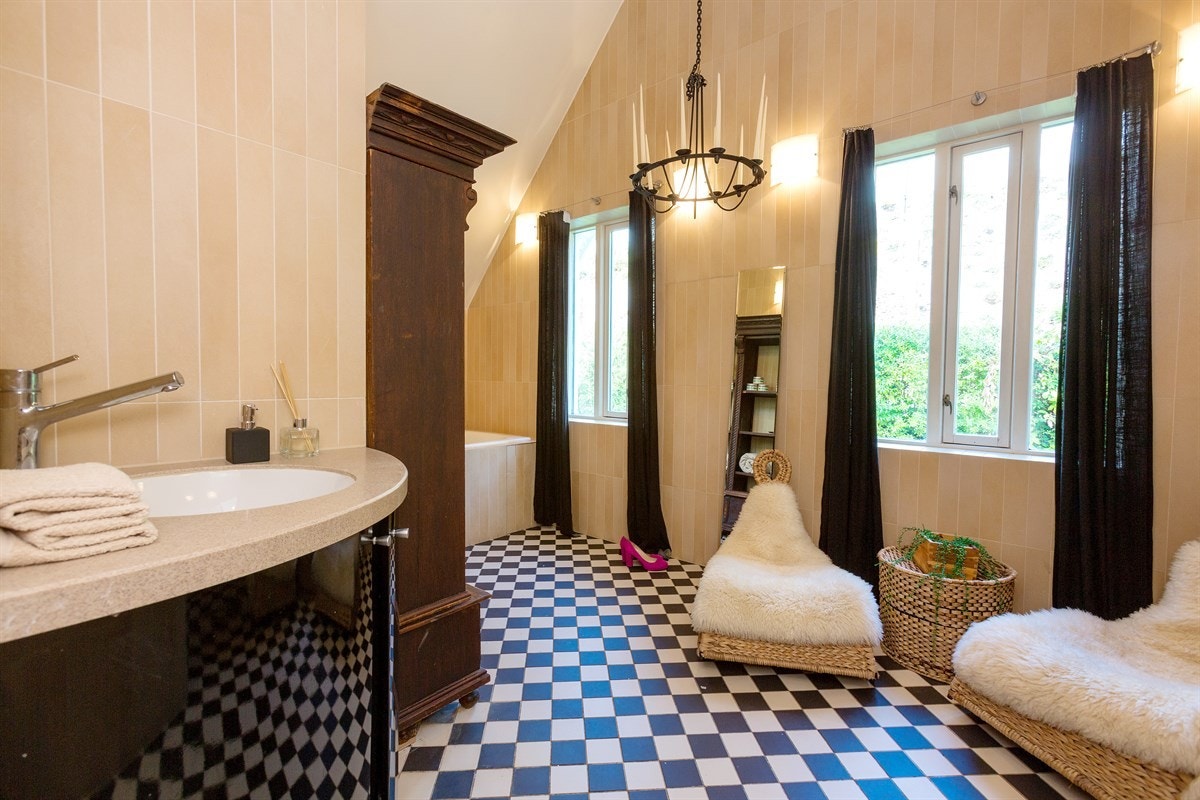 Hovedbad i 2.etg med god takhøyde og flott naturlig lys Galleribilde