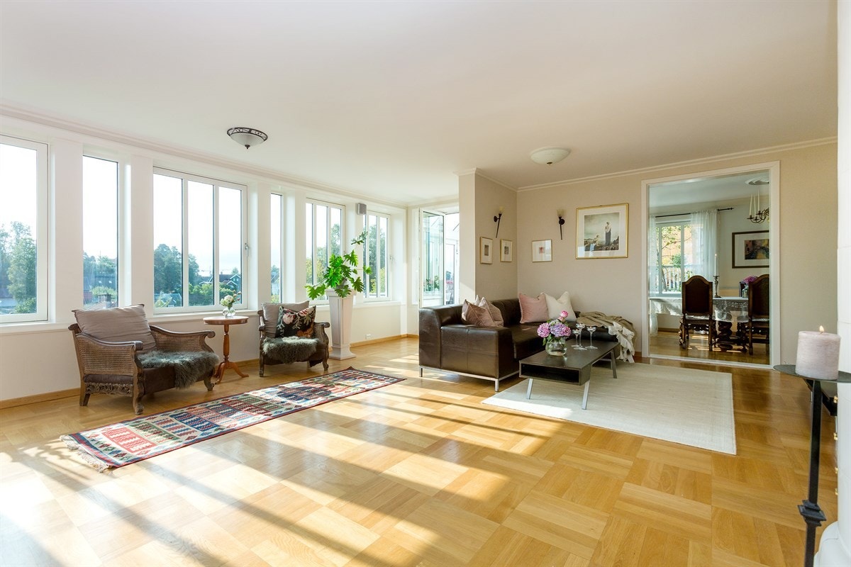 Stue med store nye vinduer fra 2011 Galleribilde