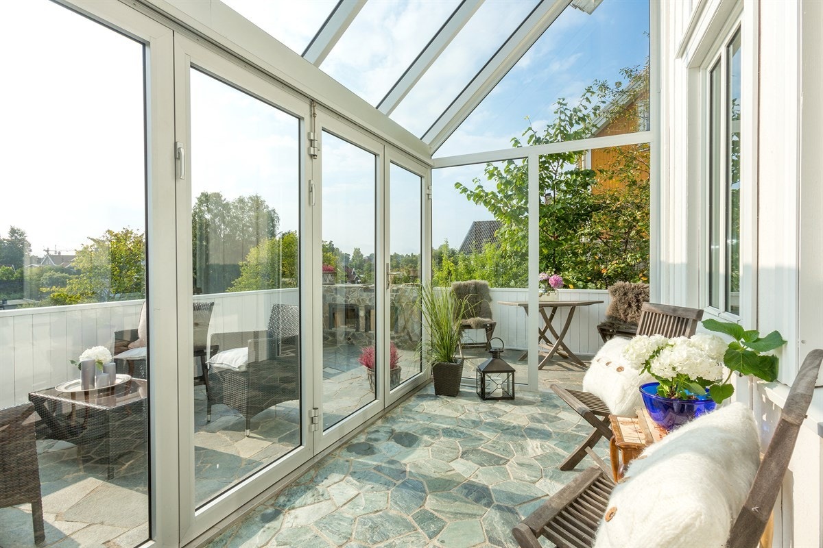 Hagestue med utgang til skiferterrasse Galleribilde