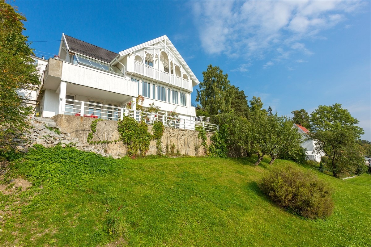 Huset ligger høyt og solrikt med terrassert tomt Galleribilde